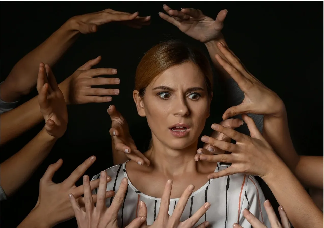 /src/images/Frau-Mit-Händen.jpg - Petra Keimel